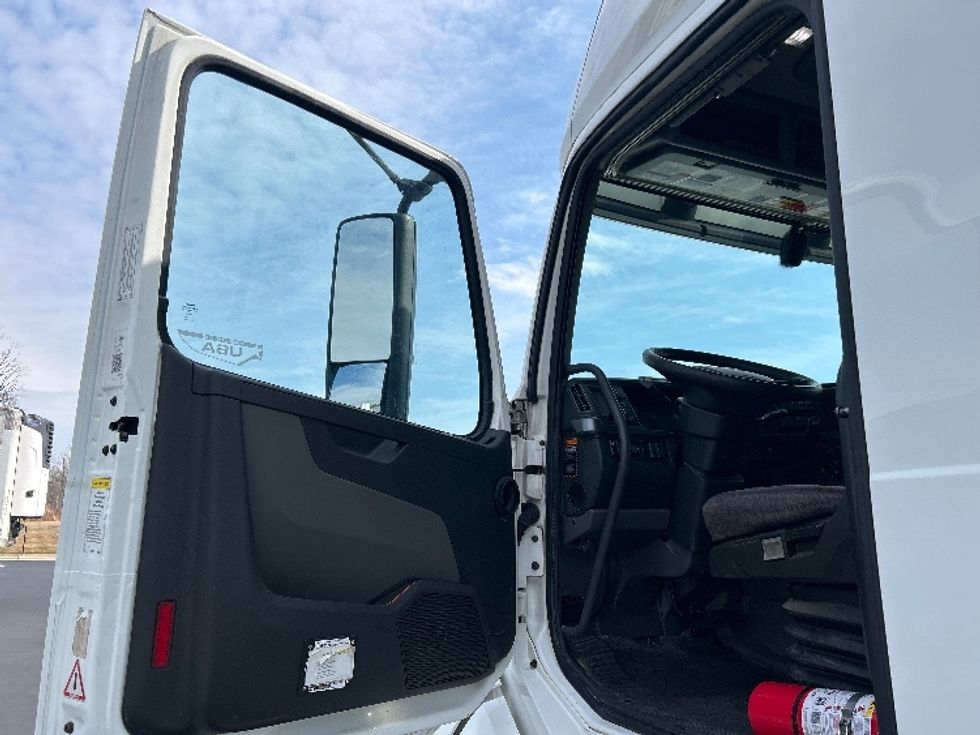 Sleeper Tractor-Heavy Duty Tractors-Volvo-2019-VNL64760-Greensboro-NC-447,807\n\t\tmiles-$ 59,000 - Image 9
