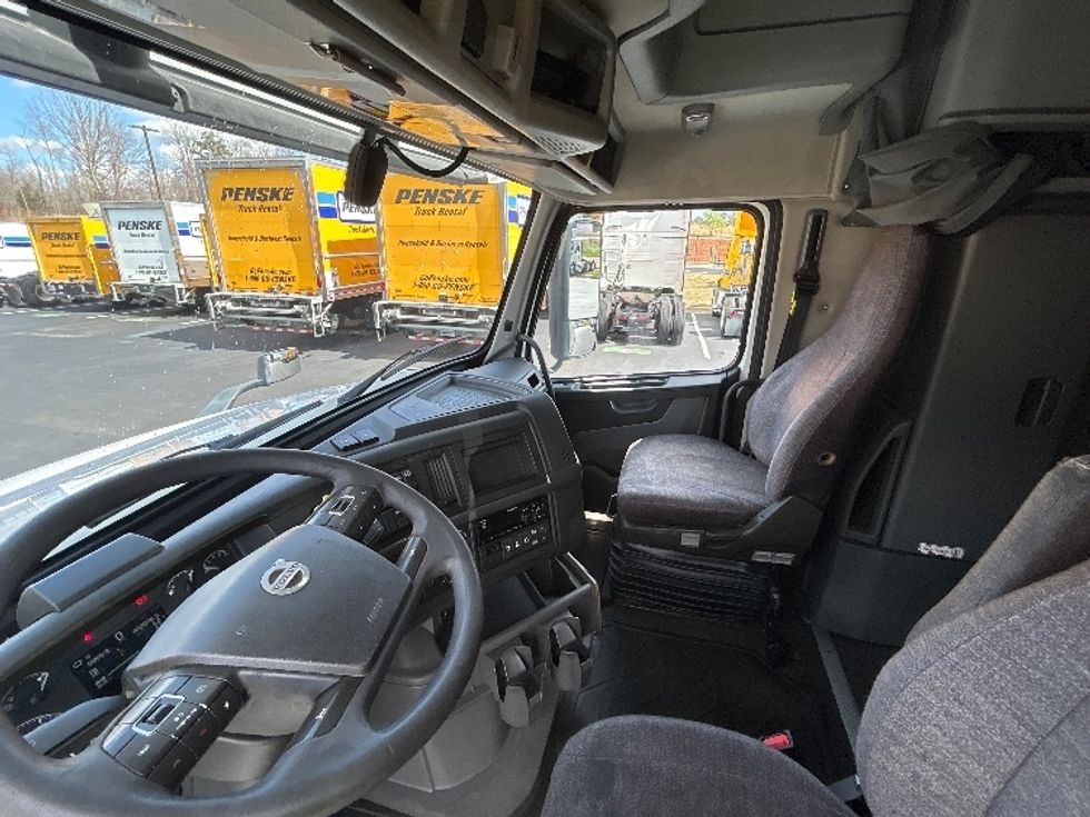 Sleeper Tractor-Heavy Duty Tractors-Volvo-2019-VNL64760-Greensboro-NC-462,068\n\t\tmiles-$ 58,250 - Image 10