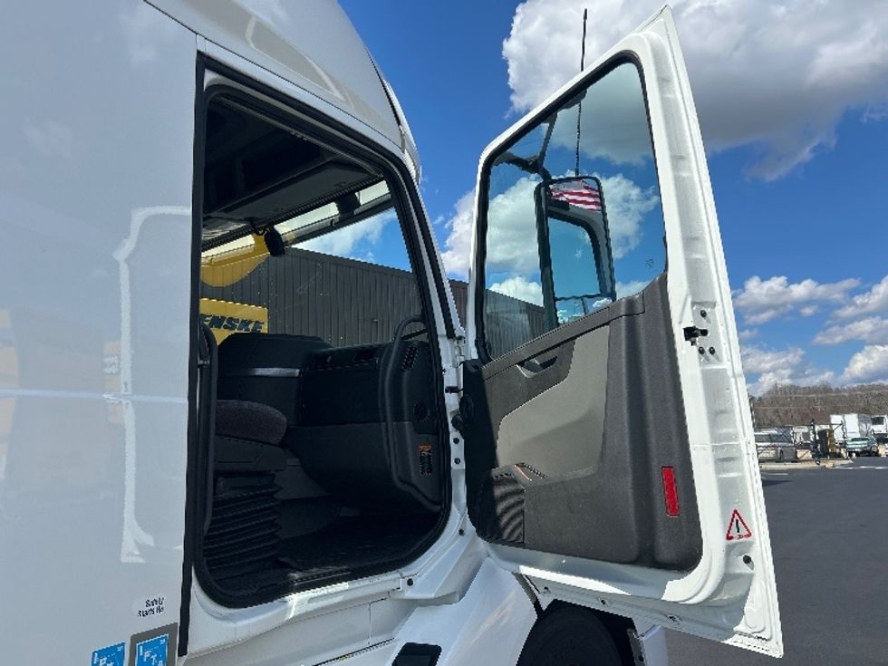 Sleeper Tractor-Heavy Duty Tractors-Volvo-2019-VNL64760-Greensboro-NC-462,068\n\t\tmiles-$ 58,250 - Image 13