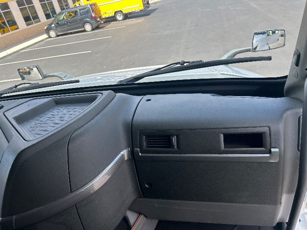 Sleeper Tractor-Heavy Duty Tractors-Volvo-2019-VNL64760-Greensboro-NC-462,068\n\t\tmiles-$ 58,250 - Image 14