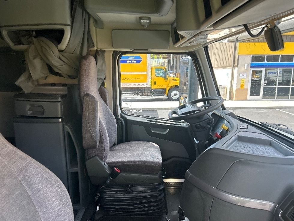 Sleeper Tractor-Heavy Duty Tractors-Volvo-2019-VNL64760-Greensboro-NC-462,068\n\t\tmiles-$ 58,250 - Image 15