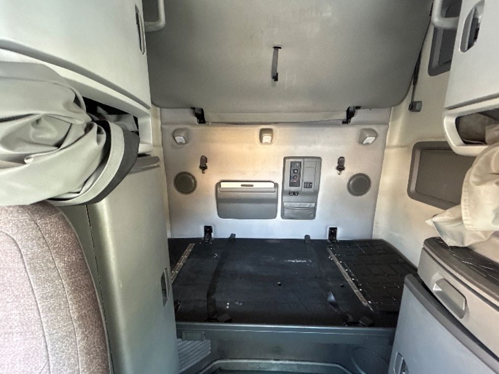 Sleeper Tractor-Heavy Duty Tractors-Volvo-2019-VNL64760-Greensboro-NC-462,068\n\t\tmiles-$ 58,250 - Image 17