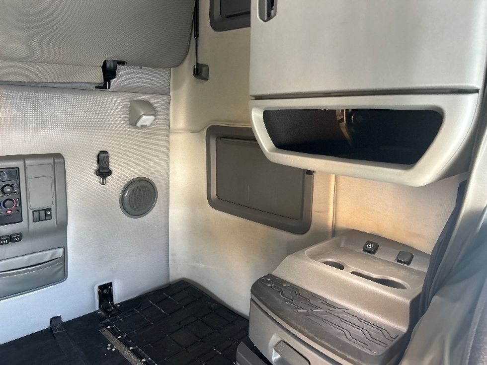 Sleeper Tractor-Heavy Duty Tractors-Volvo-2019-VNL64760-Greensboro-NC-462,068\n\t\tmiles-$ 58,250 - Image 18