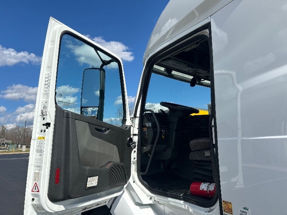 Sleeper Tractor-Heavy Duty Tractors-Volvo-2019-VNL64760-Greensboro-NC-462,068\n\t\tmiles-$ 58,250 - Image 9