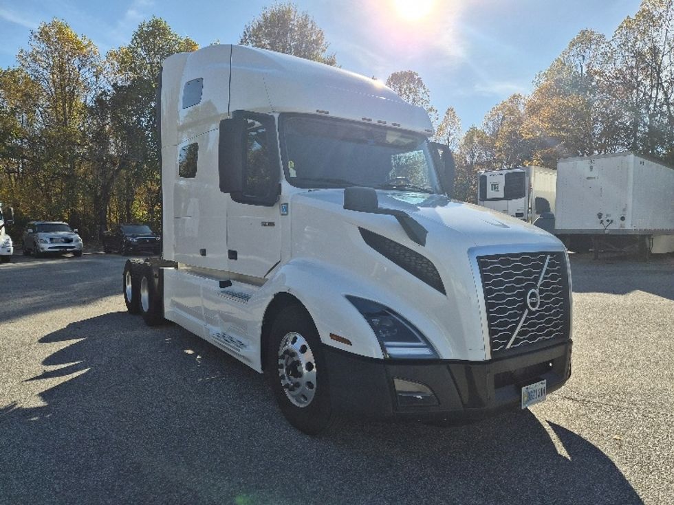 Sleeper Tractor-Heavy Duty Tractors-Volvo-2019-VNL64760-Greensboro-NC-555,645\n\t\tmiles-$ 60,500 - Image 1