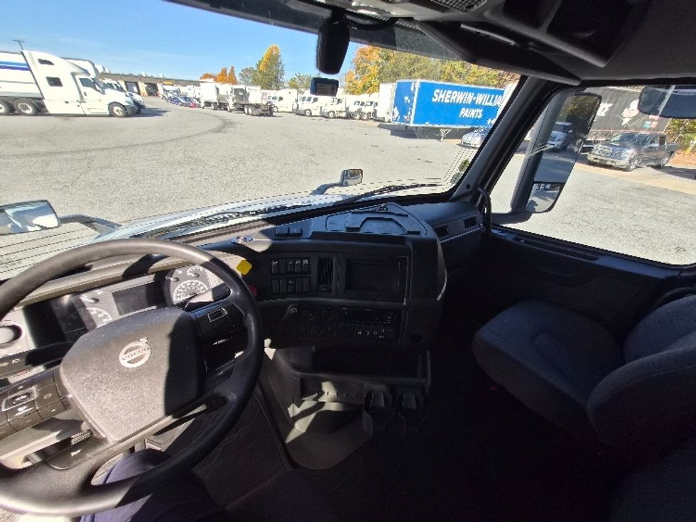 Sleeper Tractor-Heavy Duty Tractors-Volvo-2019-VNL64760-Greensboro-NC-555,645\n\t\tmiles-$ 60,500 - Image 11