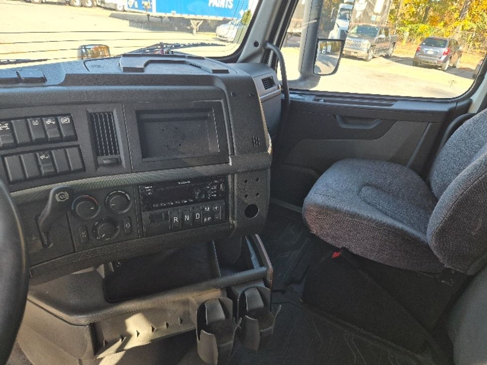 Sleeper Tractor-Heavy Duty Tractors-Volvo-2019-VNL64760-Greensboro-NC-555,645\n\t\tmiles-$ 60,500 - Image 12