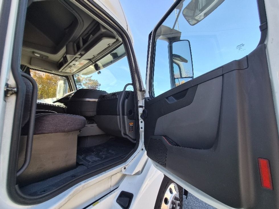 Sleeper Tractor-Heavy Duty Tractors-Volvo-2019-VNL64760-Greensboro-NC-555,645\n\t\tmiles-$ 60,500 - Image 13