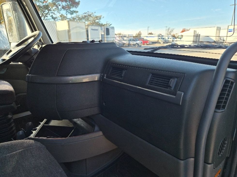 Sleeper Tractor-Heavy Duty Tractors-Volvo-2019-VNL64760-Greensboro-NC-555,645\n\t\tmiles-$ 60,500 - Image 14