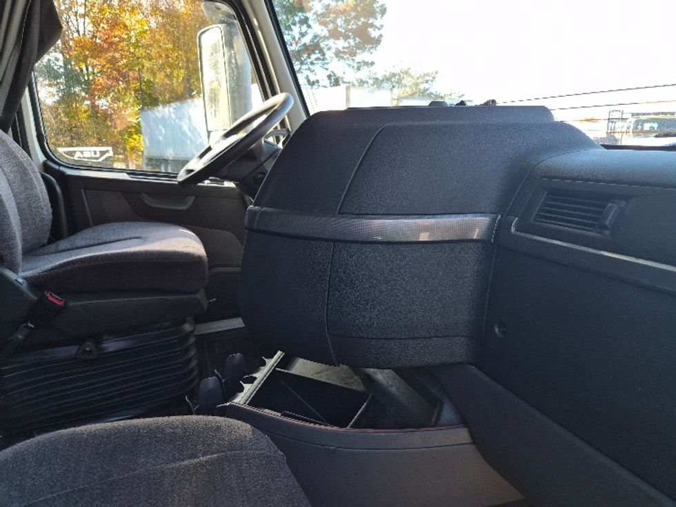 Sleeper Tractor-Heavy Duty Tractors-Volvo-2019-VNL64760-Greensboro-NC-555,645\n\t\tmiles-$ 60,500 - Image 15