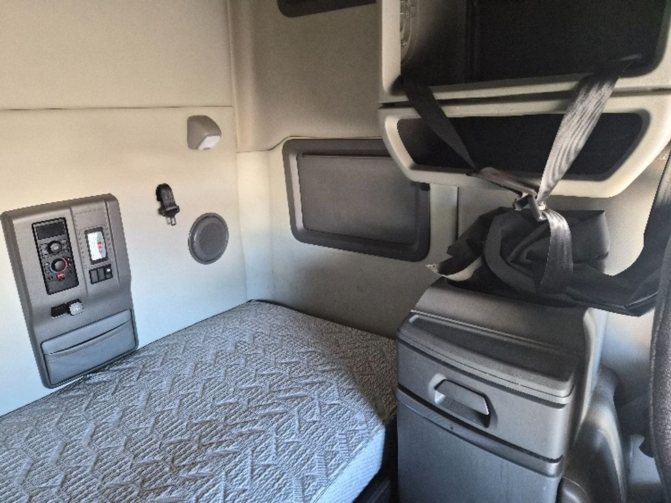 Sleeper Tractor-Heavy Duty Tractors-Volvo-2019-VNL64760-Greensboro-NC-555,645\n\t\tmiles-$ 60,500 - Image 17