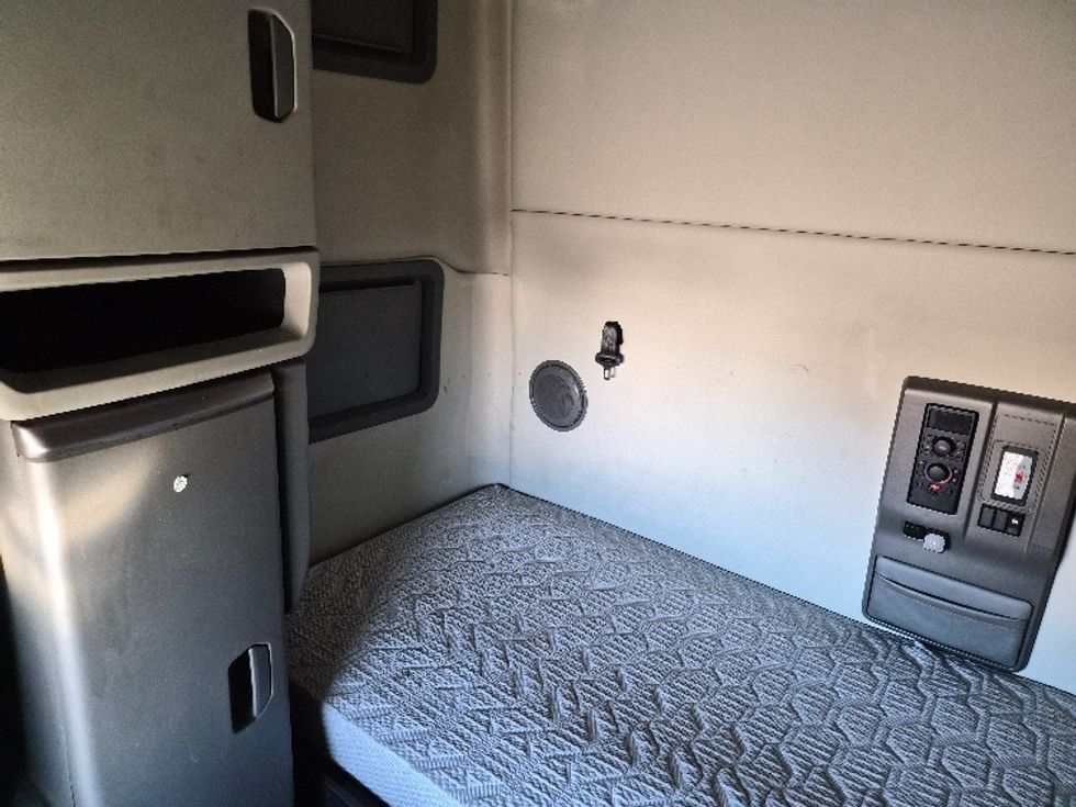 Sleeper Tractor-Heavy Duty Tractors-Volvo-2019-VNL64760-Greensboro-NC-555,645\n\t\tmiles-$ 60,500 - Image 18