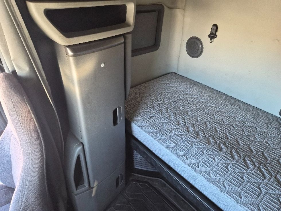 Sleeper Tractor-Heavy Duty Tractors-Volvo-2019-VNL64760-Greensboro-NC-555,645\n\t\tmiles-$ 60,500 - Image 19