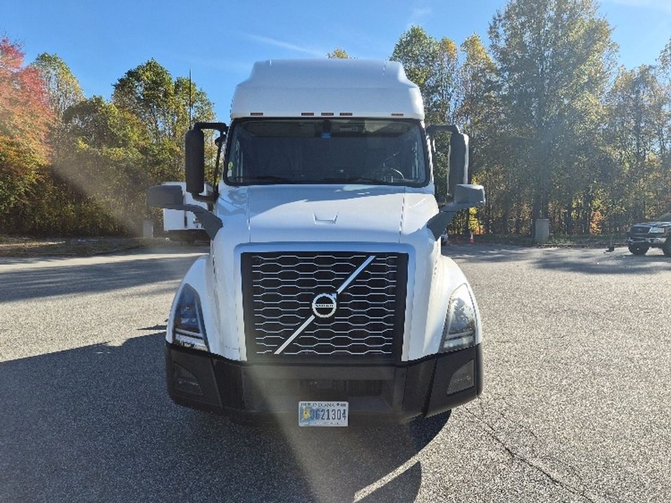 Sleeper Tractor-Heavy Duty Tractors-Volvo-2019-VNL64760-Greensboro-NC-555,645\n\t\tmiles-$ 60,500 - Image 2