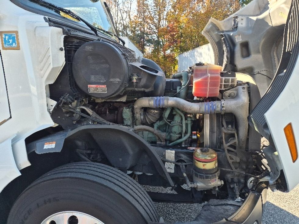 Sleeper Tractor-Heavy Duty Tractors-Volvo-2019-VNL64760-Greensboro-NC-555,645\n\t\tmiles-$ 60,500 - Image 20