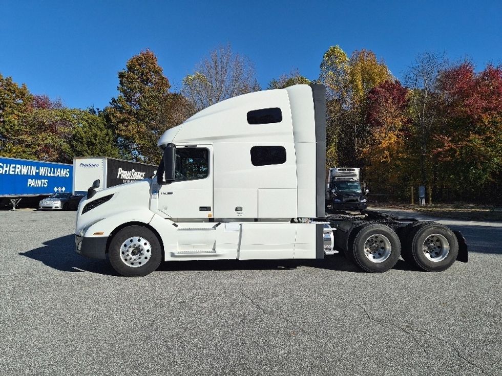 Sleeper Tractor-Heavy Duty Tractors-Volvo-2019-VNL64760-Greensboro-NC-555,645\n\t\tmiles-$ 60,500 - Image 4
