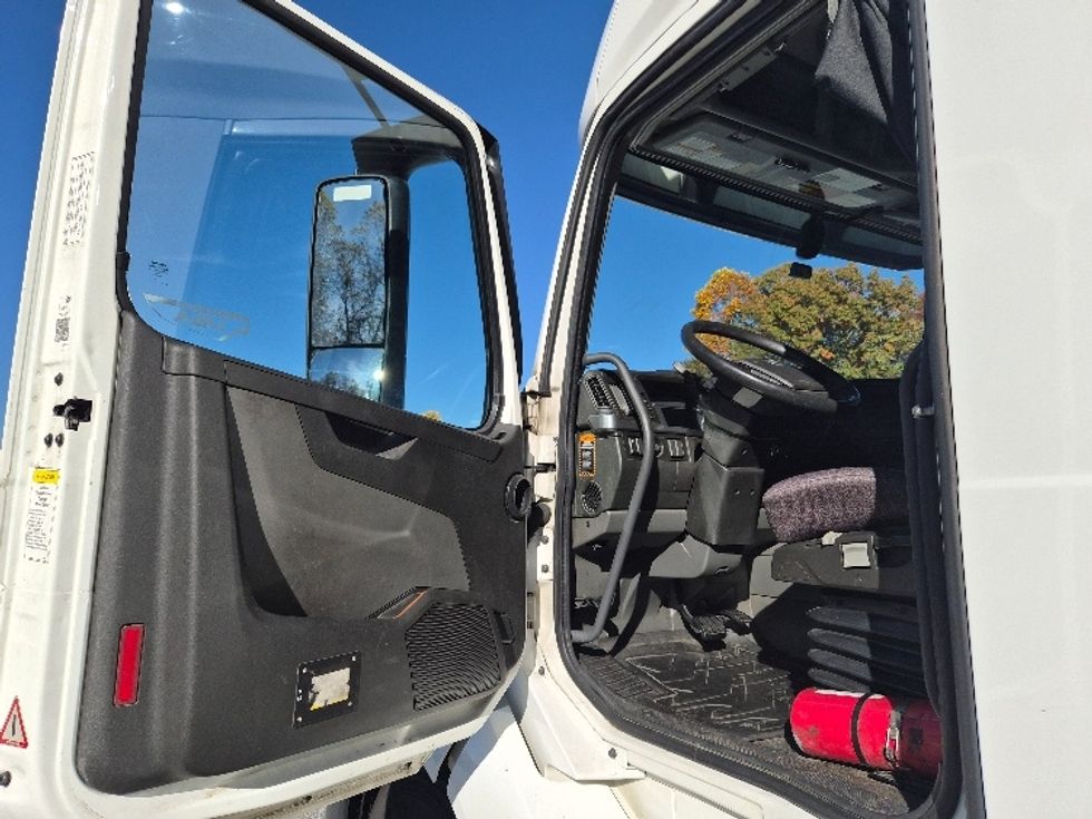 Sleeper Tractor-Heavy Duty Tractors-Volvo-2019-VNL64760-Greensboro-NC-555,645\n\t\tmiles-$ 60,500 - Image 9