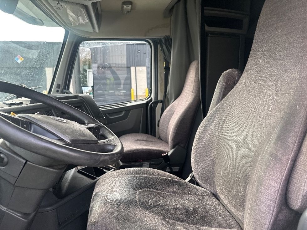 Sleeper Tractor-Heavy Duty Tractors-Volvo-2019-VNL64760-Greensboro-NC-600,111\n\t\tmiles-$ 54,250 - Image 10