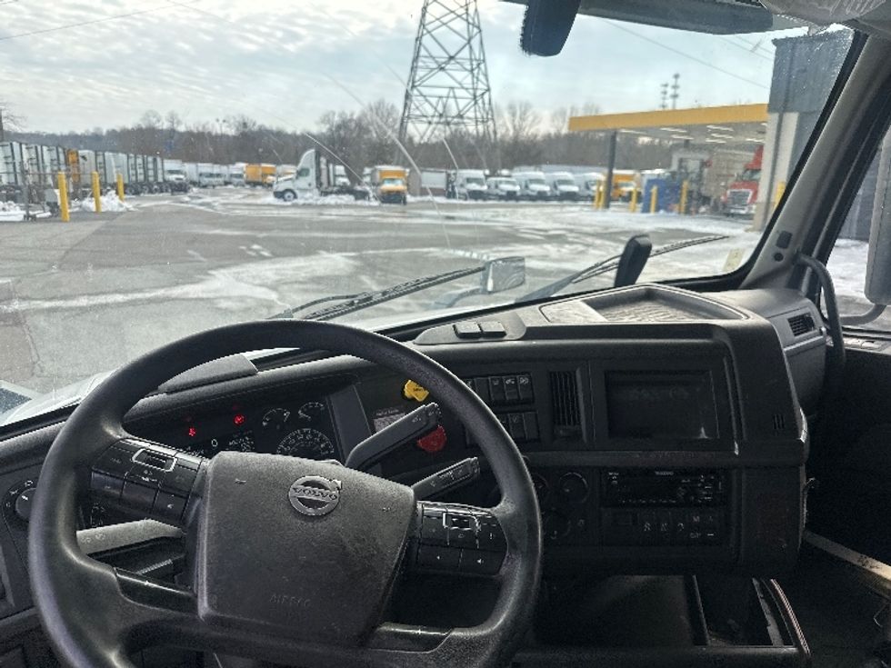 Sleeper Tractor-Heavy Duty Tractors-Volvo-2019-VNL64760-Greensboro-NC-600,111\n\t\tmiles-$ 54,250 - Image 11
