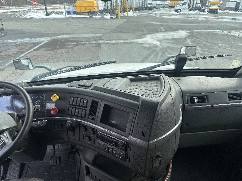 Sleeper Tractor-Heavy Duty Tractors-Volvo-2019-VNL64760-Greensboro-NC-600,111\n\t\tmiles-$ 54,250 - Image 12