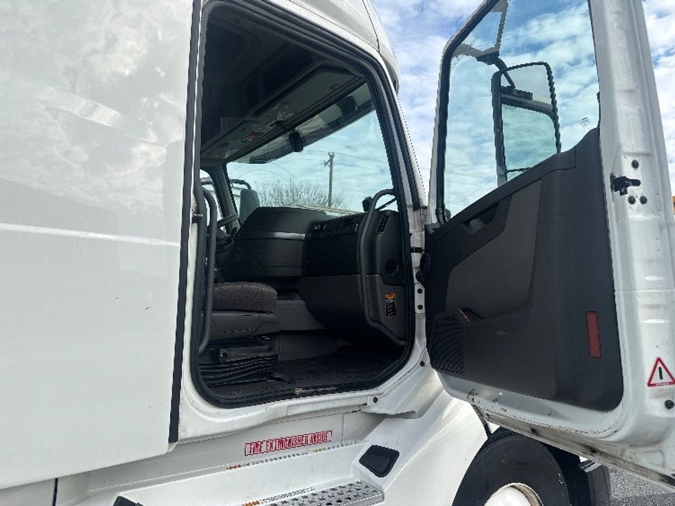 Sleeper Tractor-Heavy Duty Tractors-Volvo-2019-VNL64760-Greensboro-NC-600,111\n\t\tmiles-$ 54,250 - Image 13