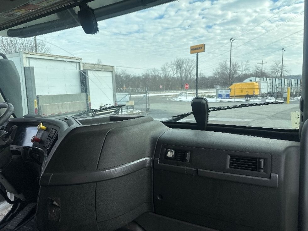Sleeper Tractor-Heavy Duty Tractors-Volvo-2019-VNL64760-Greensboro-NC-600,111\n\t\tmiles-$ 54,250 - Image 14