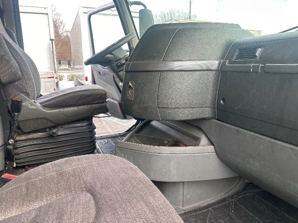 Sleeper Tractor-Heavy Duty Tractors-Volvo-2019-VNL64760-Greensboro-NC-600,111\n\t\tmiles-$ 54,250 - Image 15