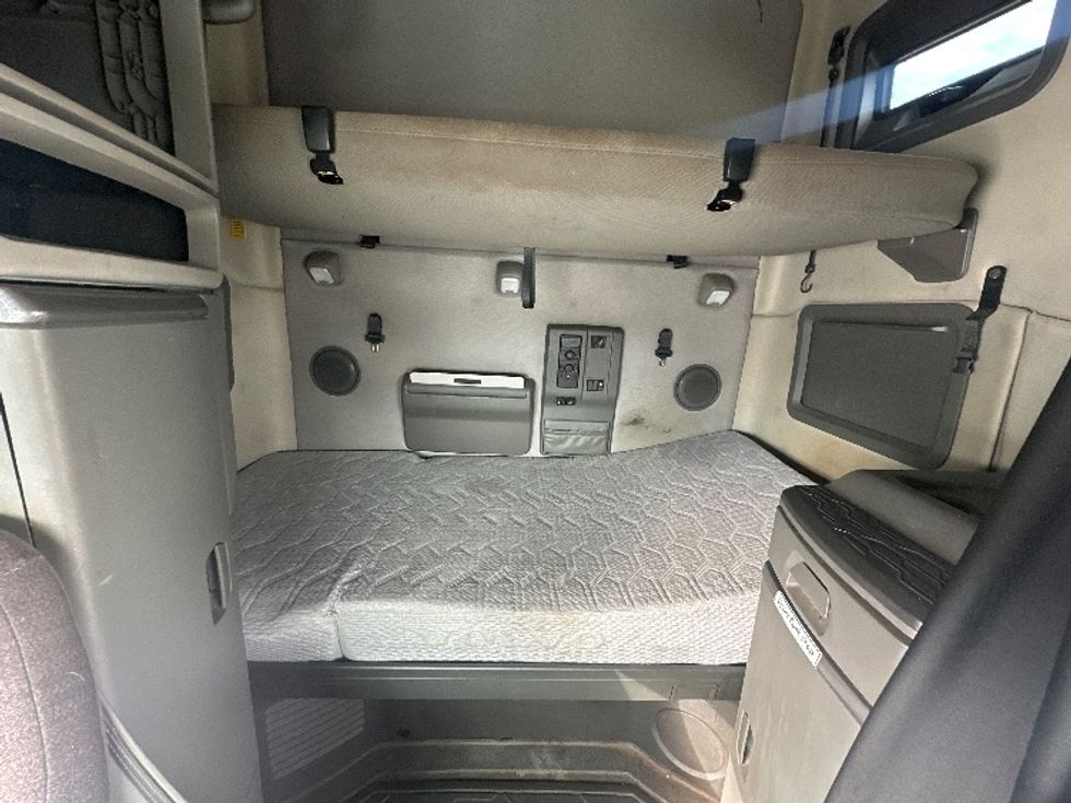 Sleeper Tractor-Heavy Duty Tractors-Volvo-2019-VNL64760-Greensboro-NC-600,111\n\t\tmiles-$ 54,250 - Image 16