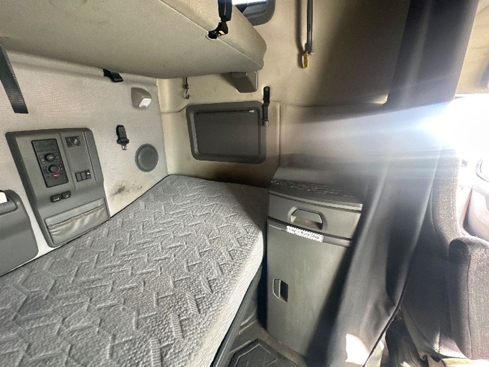 Sleeper Tractor-Heavy Duty Tractors-Volvo-2019-VNL64760-Greensboro-NC-600,111\n\t\tmiles-$ 54,250 - Image 18