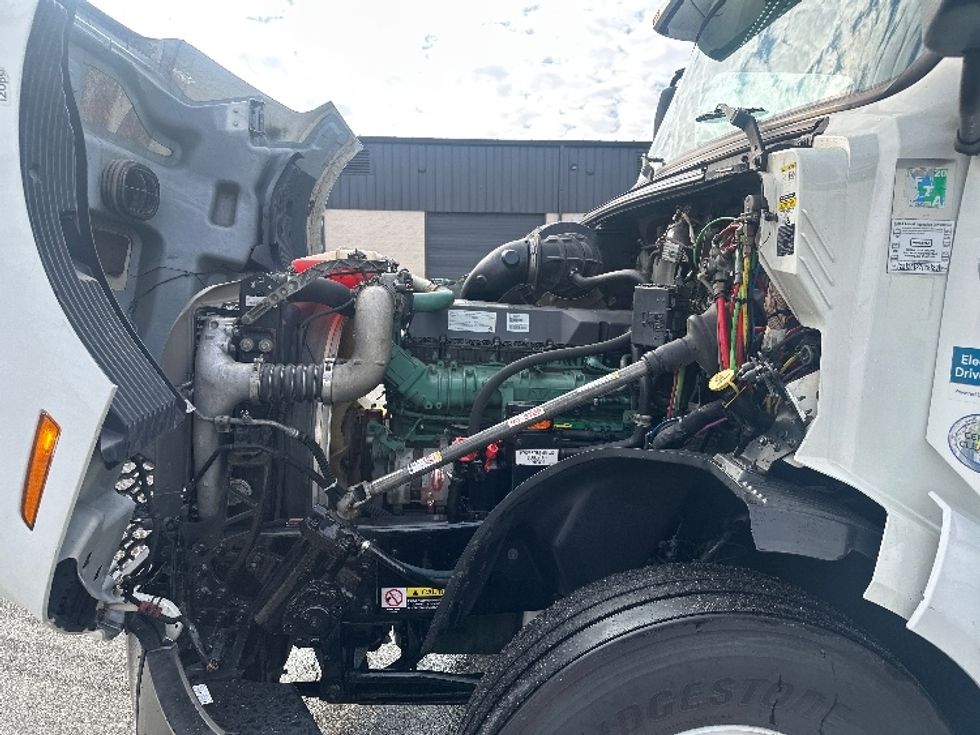 Sleeper Tractor-Heavy Duty Tractors-Volvo-2019-VNL64760-Greensboro-NC-600,111\n\t\tmiles-$ 54,250 - Image 21