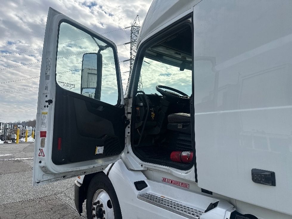 Sleeper Tractor-Heavy Duty Tractors-Volvo-2019-VNL64760-Greensboro-NC-600,111\n\t\tmiles-$ 54,250 - Image 9