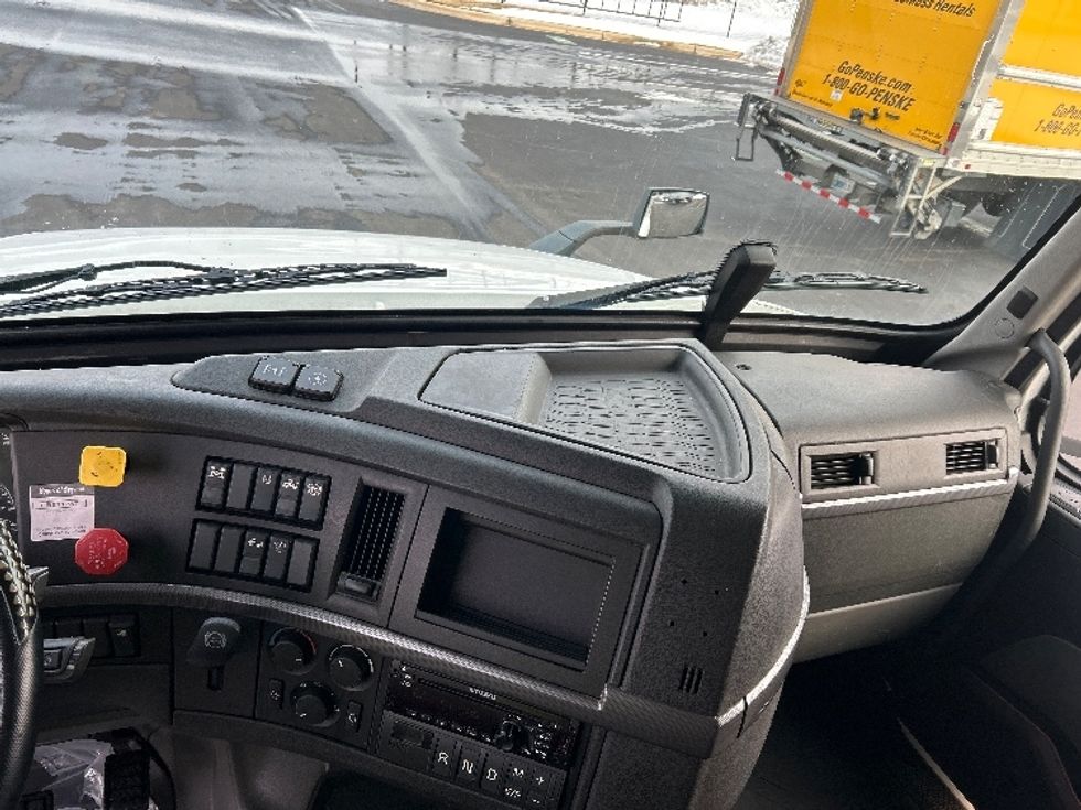 Sleeper Tractor-Heavy Duty Tractors-Volvo-2019-VNL64760-Greensboro-NC-643,950\n\t\tmiles-$ 48,000 - Image 12