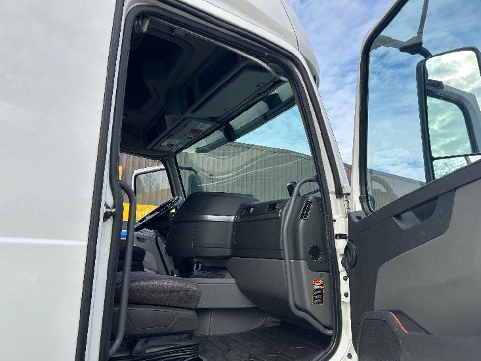 Sleeper Tractor-Heavy Duty Tractors-Volvo-2019-VNL64760-Greensboro-NC-643,950\n\t\tmiles-$ 48,000 - Image 13