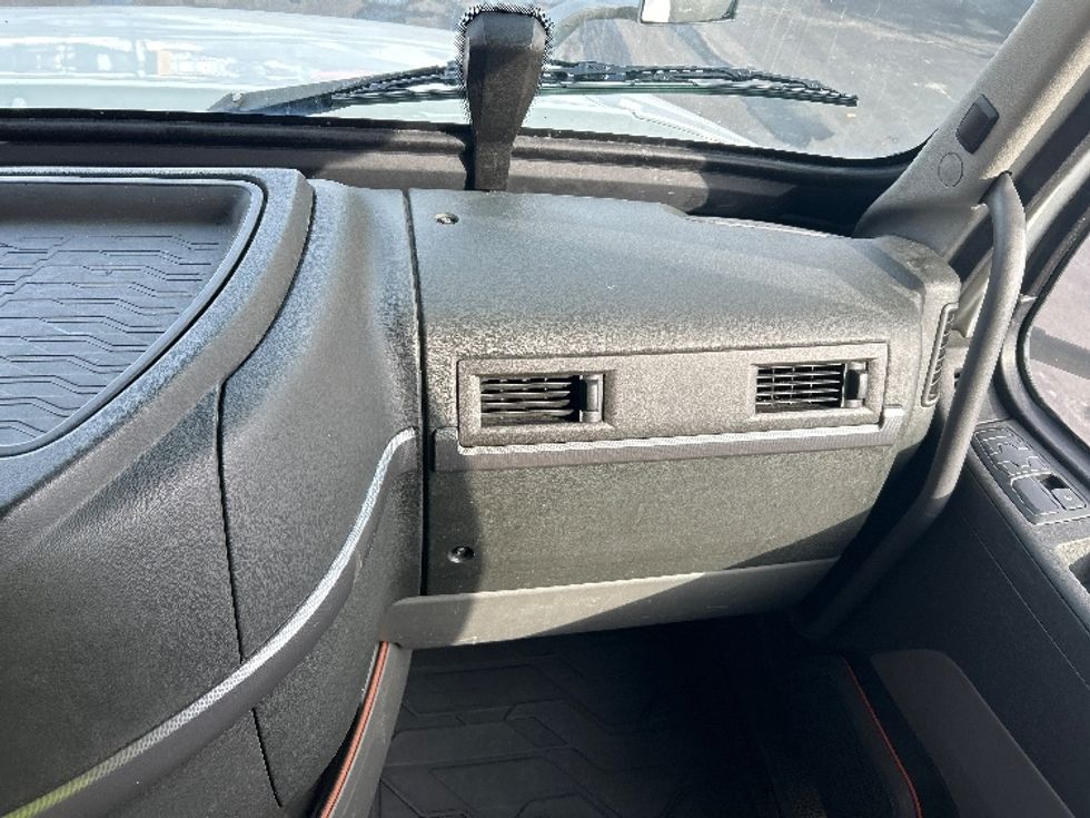 Sleeper Tractor-Heavy Duty Tractors-Volvo-2019-VNL64760-Greensboro-NC-643,950\n\t\tmiles-$ 48,000 - Image 14