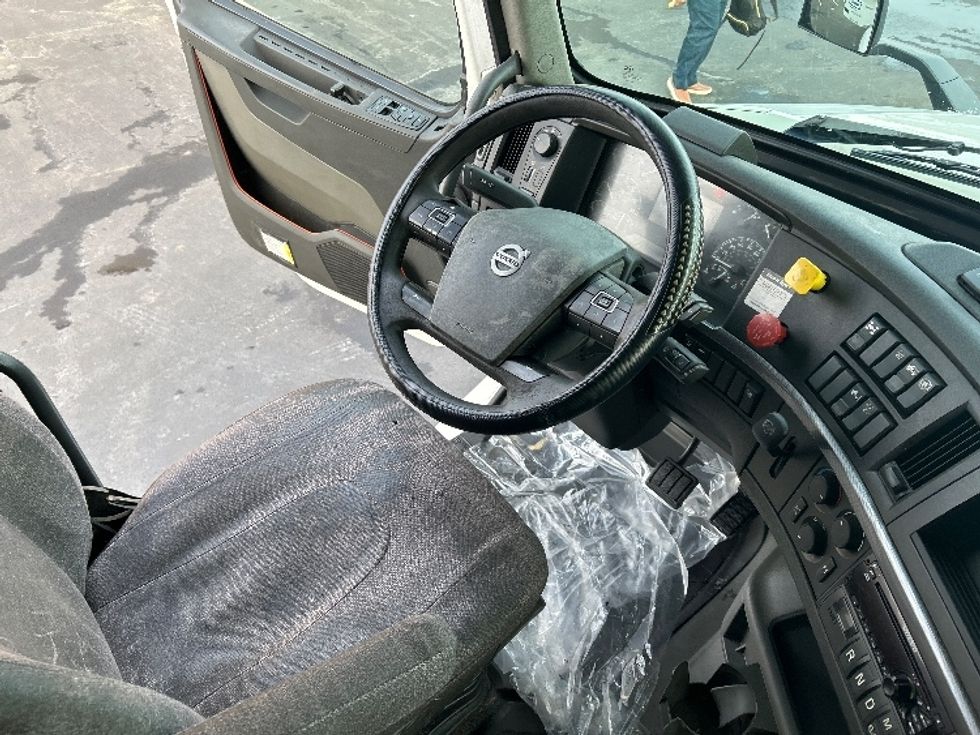 Sleeper Tractor-Heavy Duty Tractors-Volvo-2019-VNL64760-Greensboro-NC-643,950\n\t\tmiles-$ 48,000 - Image 15