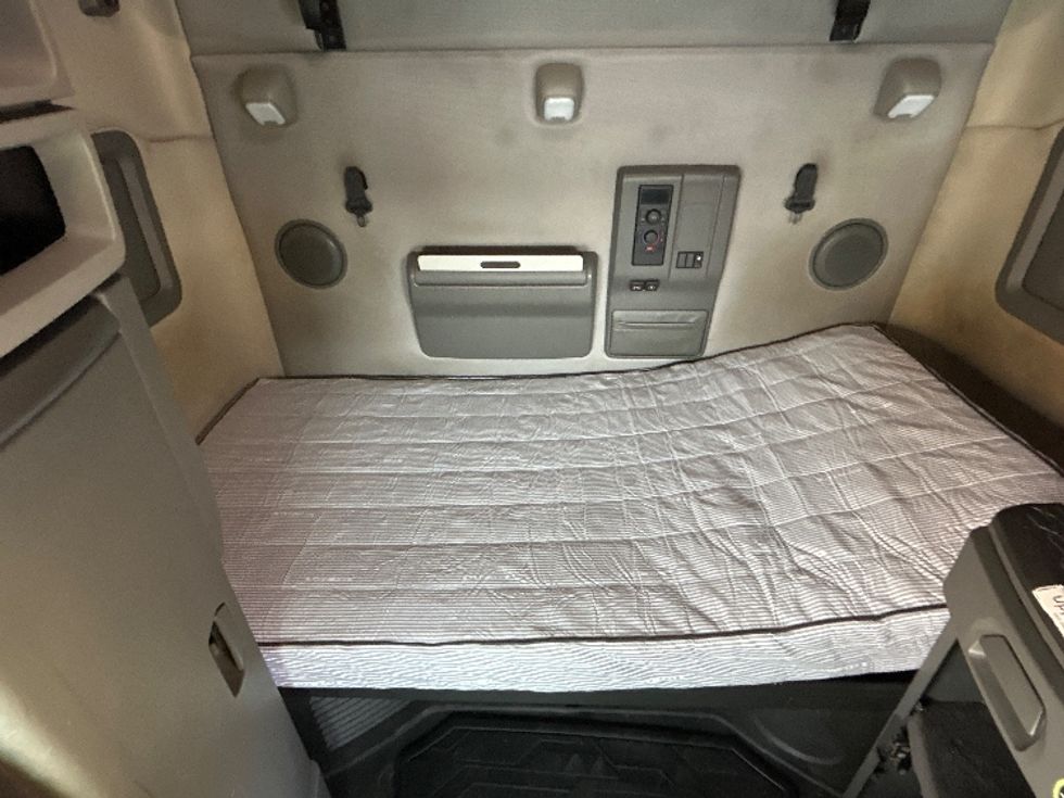 Sleeper Tractor-Heavy Duty Tractors-Volvo-2019-VNL64760-Greensboro-NC-643,950\n\t\tmiles-$ 48,000 - Image 16