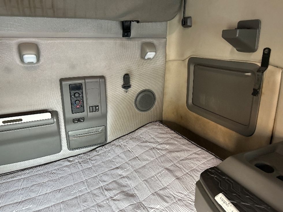 Sleeper Tractor-Heavy Duty Tractors-Volvo-2019-VNL64760-Greensboro-NC-643,950\n\t\tmiles-$ 48,000 - Image 17