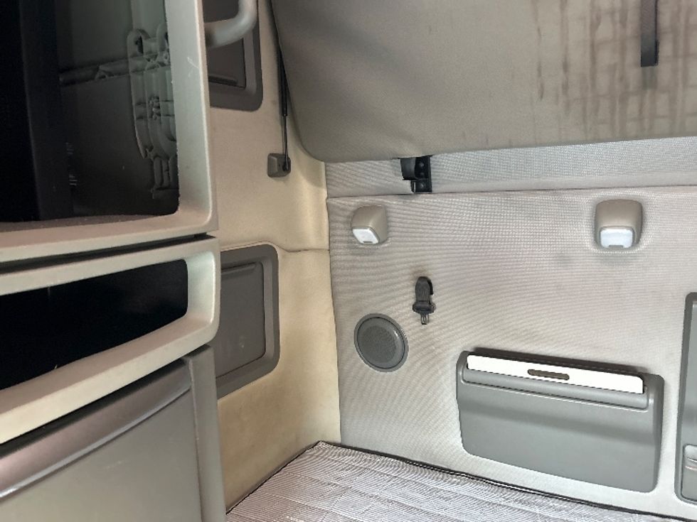 Sleeper Tractor-Heavy Duty Tractors-Volvo-2019-VNL64760-Greensboro-NC-643,950\n\t\tmiles-$ 48,000 - Image 18