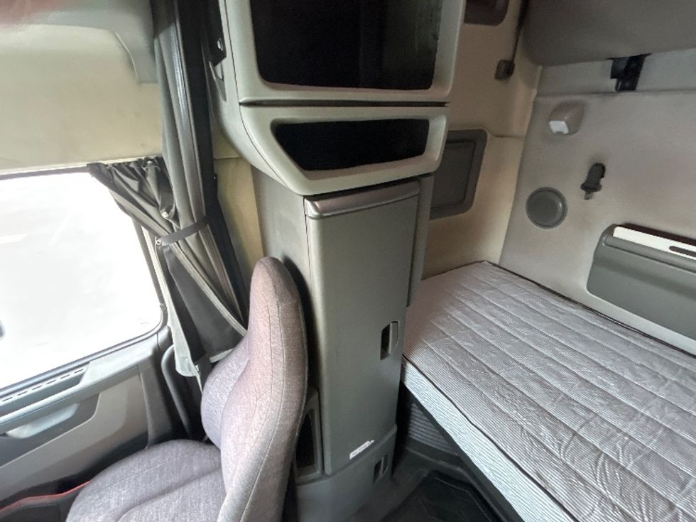 Sleeper Tractor-Heavy Duty Tractors-Volvo-2019-VNL64760-Greensboro-NC-643,950\n\t\tmiles-$ 48,000 - Image 19