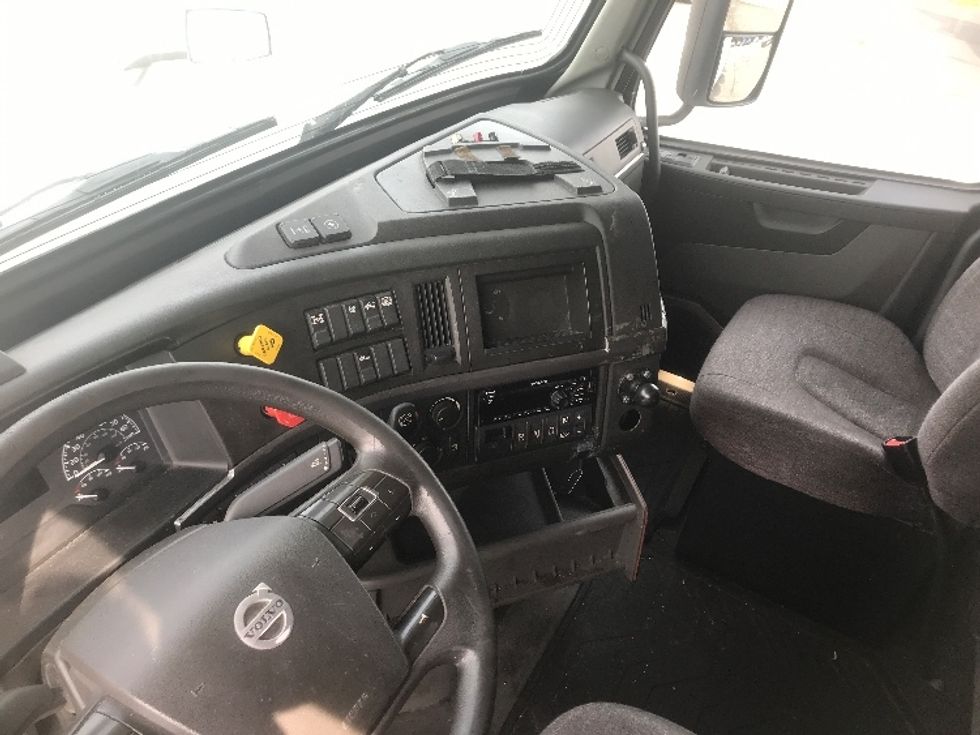 Sleeper Tractor-Heavy Duty Tractors-Volvo-2019-VNL64760-Harrisburg-PA-662,756\n\t\tmiles-$ 52,500 - Image 10