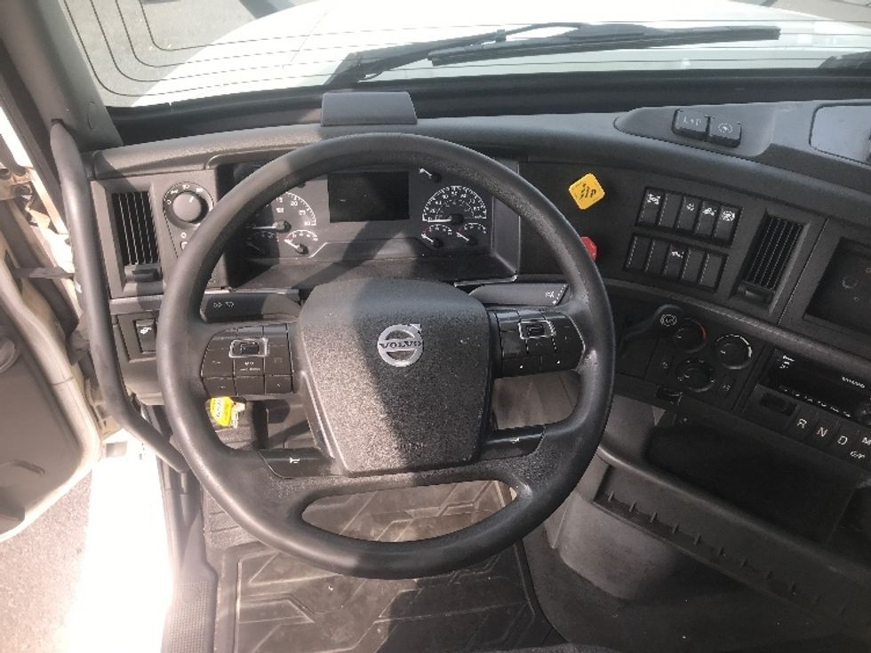 Sleeper Tractor-Heavy Duty Tractors-Volvo-2019-VNL64760-Harrisburg-PA-662,756\n\t\tmiles-$ 52,500 - Image 11