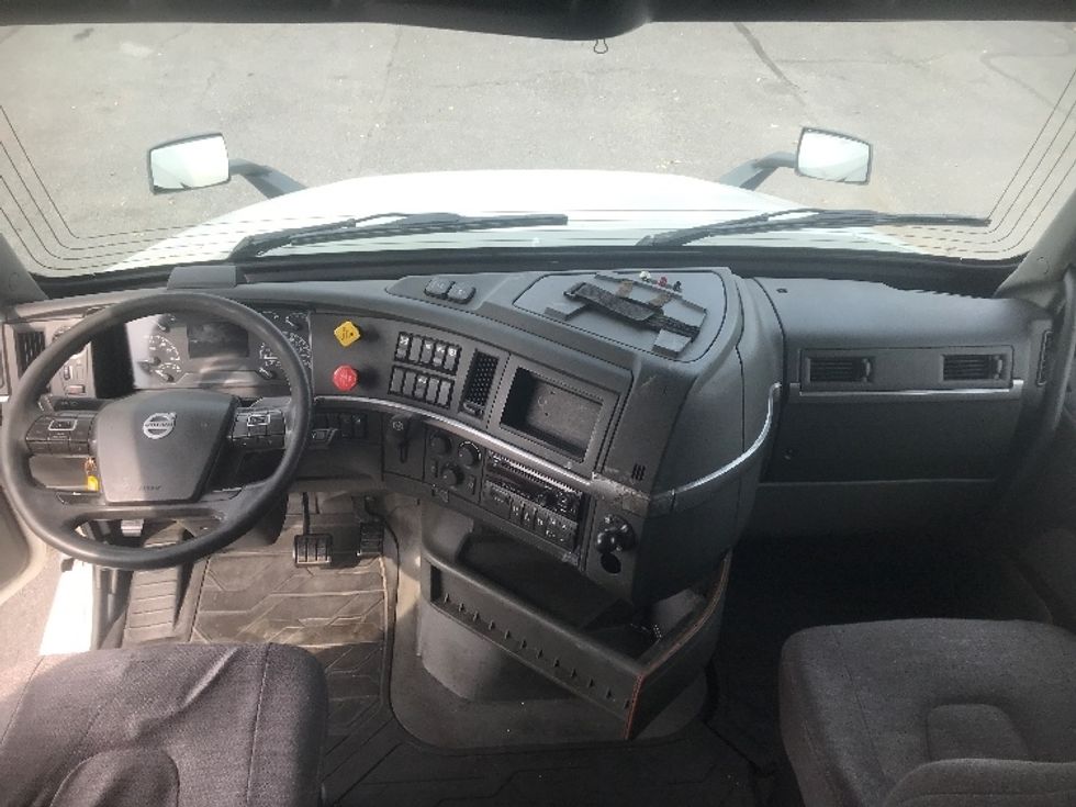 Sleeper Tractor-Heavy Duty Tractors-Volvo-2019-VNL64760-Harrisburg-PA-662,756\n\t\tmiles-$ 52,500 - Image 12