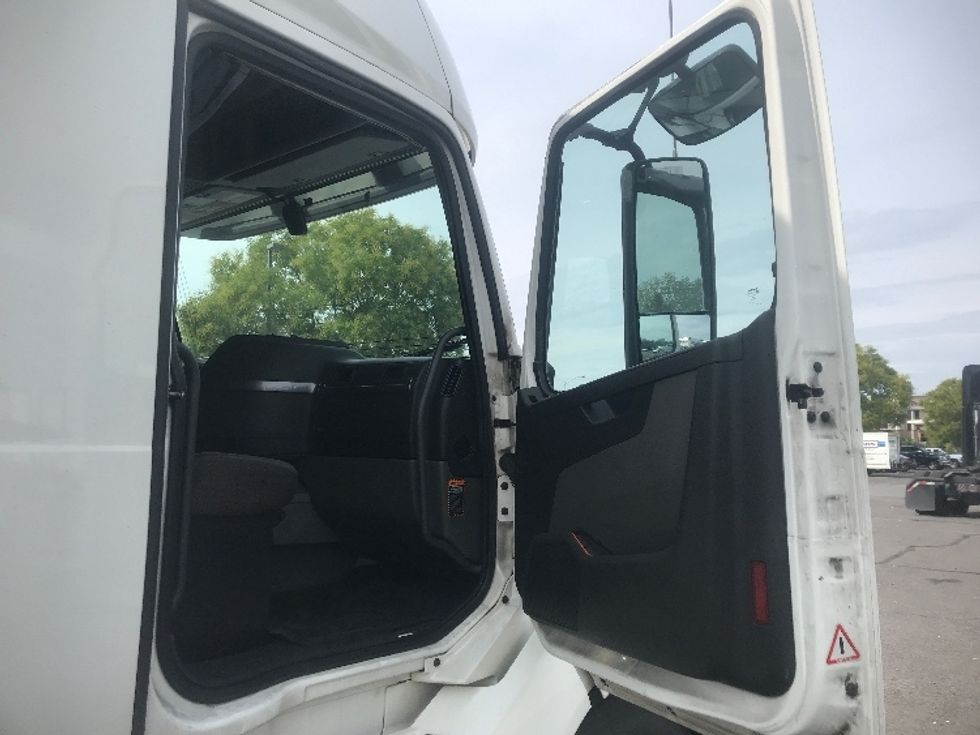 Sleeper Tractor-Heavy Duty Tractors-Volvo-2019-VNL64760-Harrisburg-PA-662,756\n\t\tmiles-$ 52,500 - Image 13