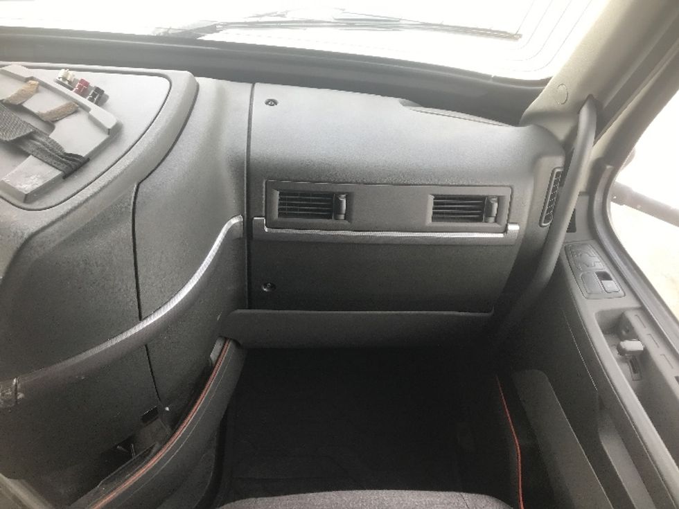 Sleeper Tractor-Heavy Duty Tractors-Volvo-2019-VNL64760-Harrisburg-PA-662,756\n\t\tmiles-$ 52,500 - Image 14