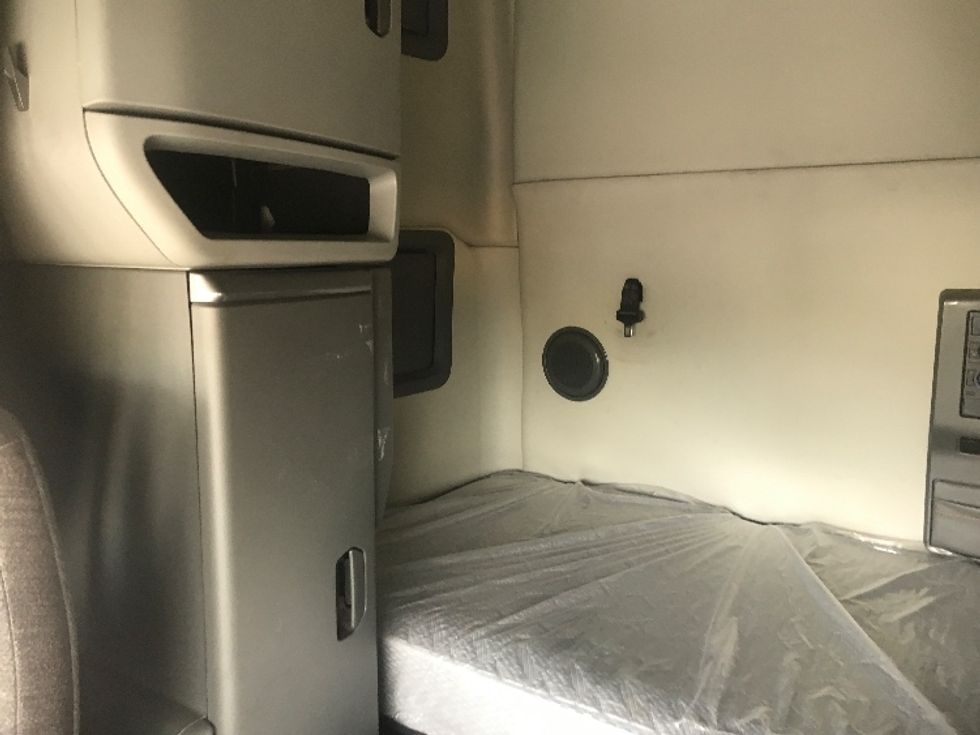 Sleeper Tractor-Heavy Duty Tractors-Volvo-2019-VNL64760-Harrisburg-PA-662,756\n\t\tmiles-$ 52,500 - Image 16