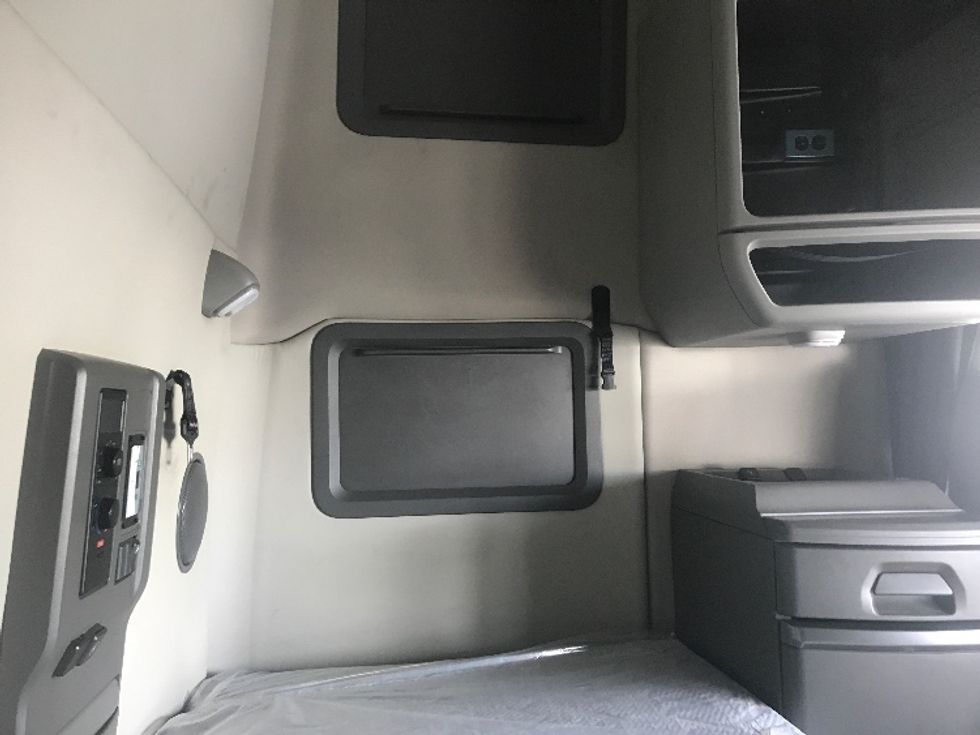 Sleeper Tractor-Heavy Duty Tractors-Volvo-2019-VNL64760-Harrisburg-PA-662,756\n\t\tmiles-$ 52,500 - Image 18