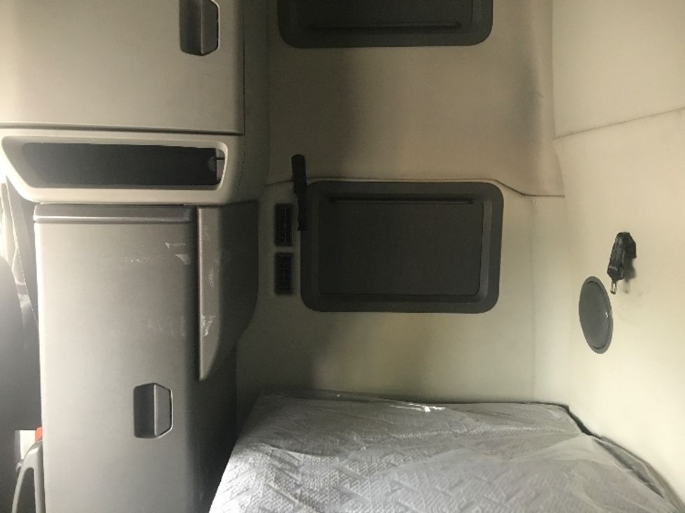 Sleeper Tractor-Heavy Duty Tractors-Volvo-2019-VNL64760-Harrisburg-PA-662,756\n\t\tmiles-$ 52,500 - Image 19