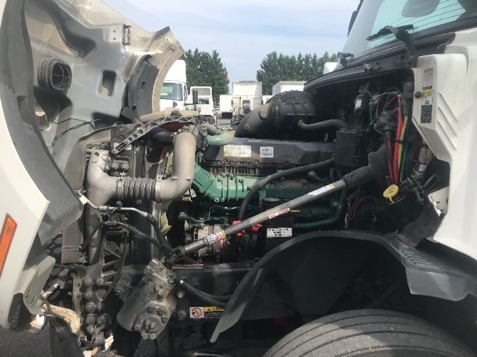 Sleeper Tractor-Heavy Duty Tractors-Volvo-2019-VNL64760-Harrisburg-PA-662,756\n\t\tmiles-$ 52,500 - Image 21