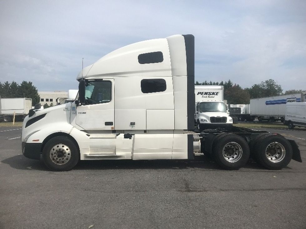 Sleeper Tractor-Heavy Duty Tractors-Volvo-2019-VNL64760-Harrisburg-PA-662,756\n\t\tmiles-$ 52,500 - Image 4