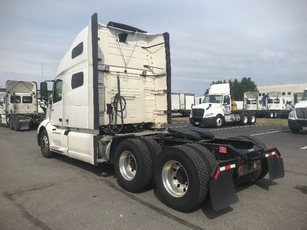 Sleeper Tractor-Heavy Duty Tractors-Volvo-2019-VNL64760-Harrisburg-PA-662,756\n\t\tmiles-$ 52,500 - Image 5